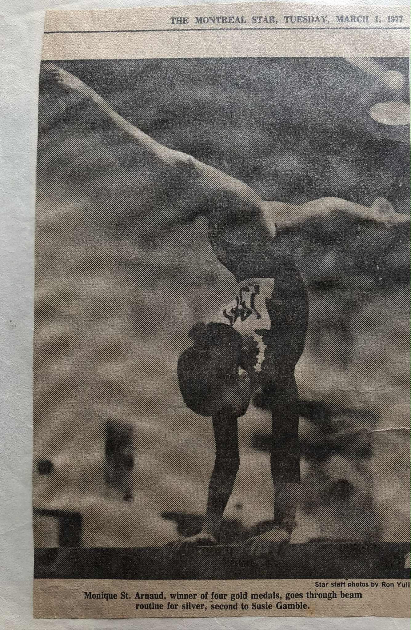 Monique St-Arnault à la poutre en gymnastique de compétition, 1977